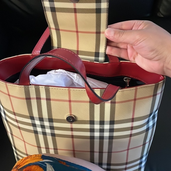 Burberry Tote great condition, - Picture 6 of 9
